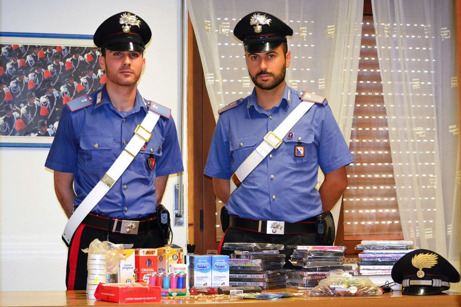 Sottrae prima accendini, DVD e 500 euro in un edicola e poi gioielli nell’abitazione di un’aziana: 33enne denunciato