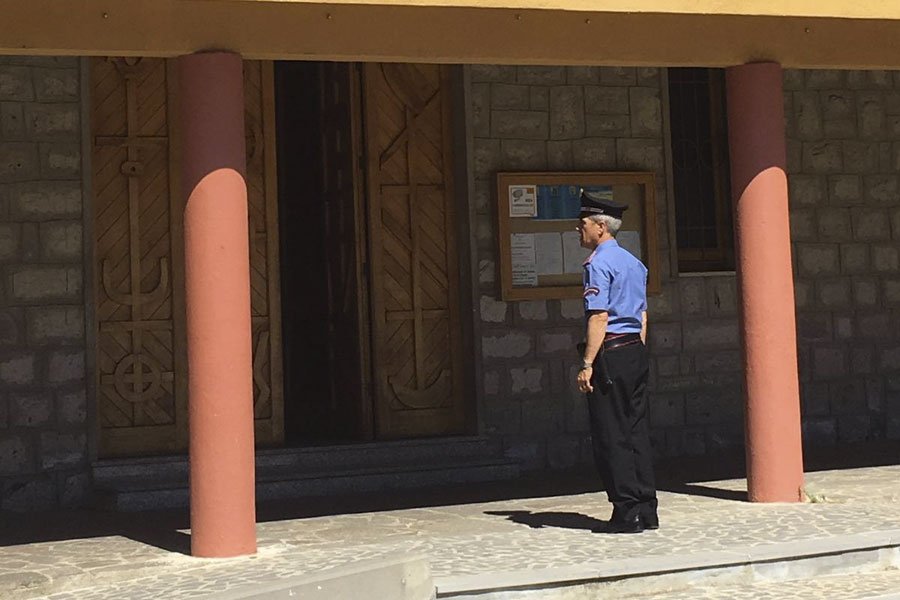 Scassina la cassetta delle offerte dopo essersi genuflesso: denunciato