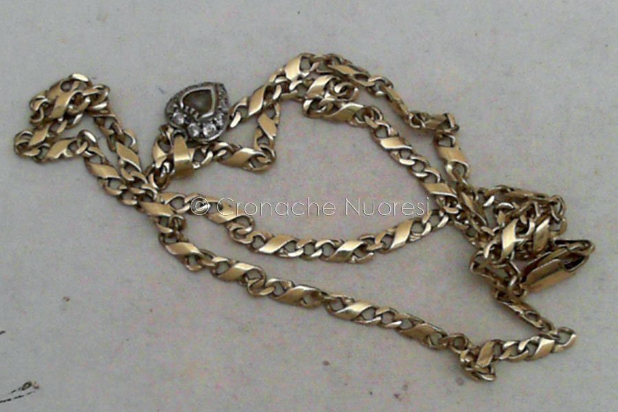 Gioielli sottratti a coppia ottantenne in sedia a rotelle rivenduti al Compro oro: badante denunciata per ricettazione