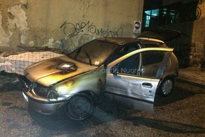 La Fiat Palio dopo l'incendio (foto VdF).jpg