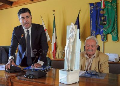 Un momento della donazione della statua di Ciusa al Comune di Nuoro