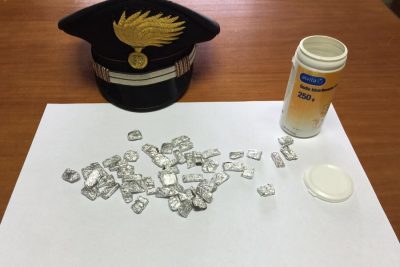 Le confezioni di hashish rinvenute dai Carabinieri