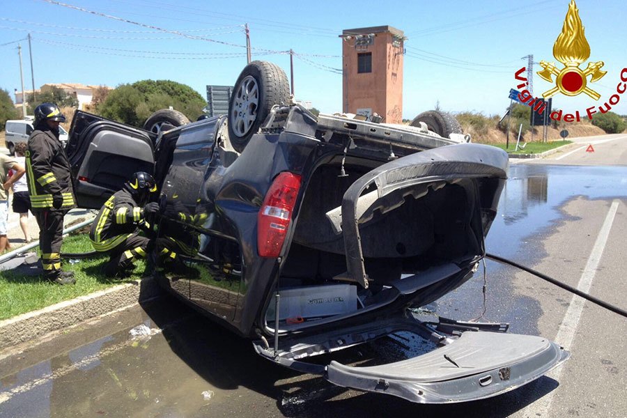54enne perde il controllo della sua Hyundai e si ribalta in piena carreggiata
