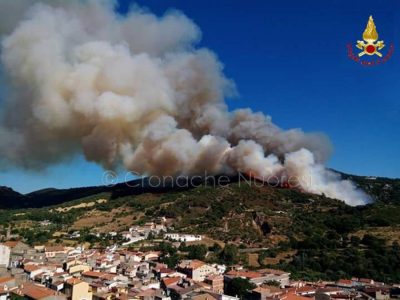 L'incendio sui monti di Orani (foto-VdF)