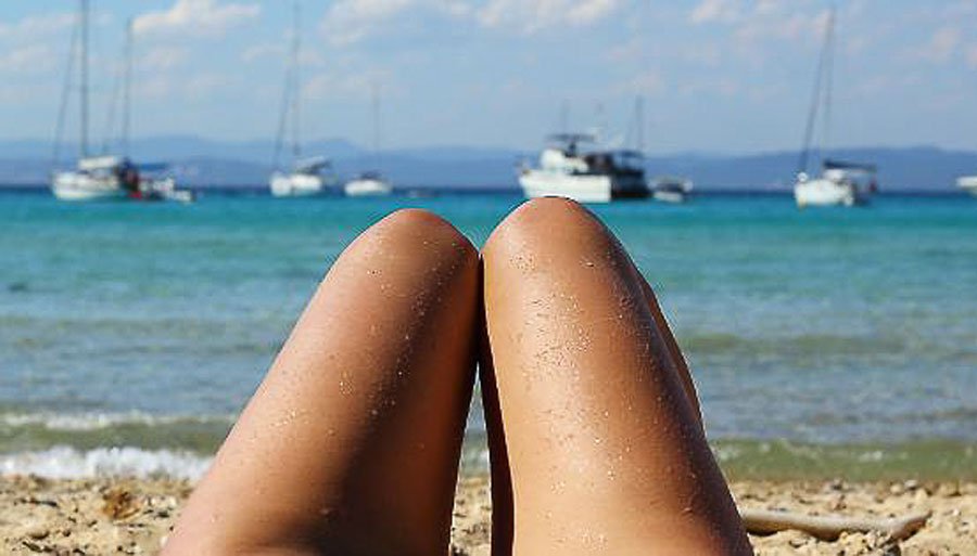 Si denuda in spiaggia masturbandosi davanti a una turista: rischia tre anni di reclusione