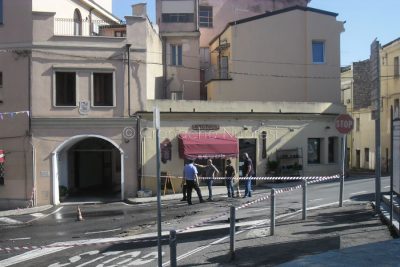 Nuoro, la voragine generata dal cedimento della condotta idrica