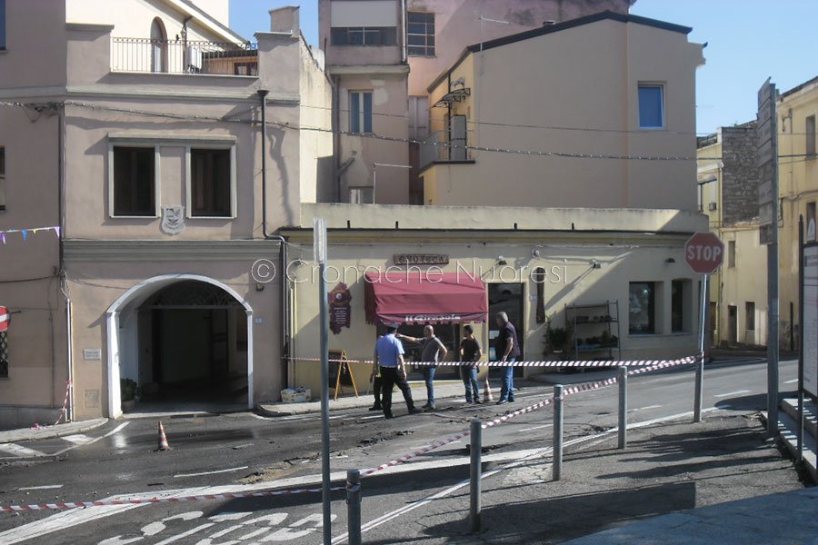 Nuoro: si apre una voragine in piazza Santa Maria della Neve, disagi idrici e traffico in tilt