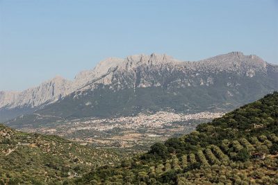 Uno scorcio di Oliena ai piedi del Corrasi