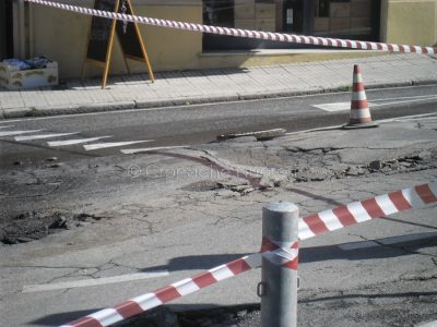 Nuoro, la voragine generata dal cedimento della condotta idrica