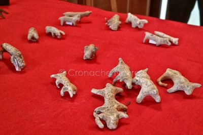 Una parte dei reperti archeologici sequestrati dai Carabinieri (foto Cronache Nuoresi)
