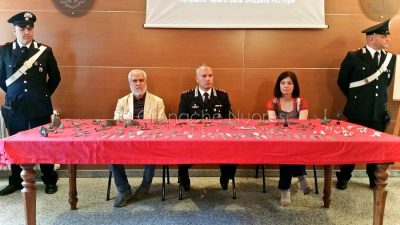 I reperti archeologici sequestrati dai Carabinieri (foto Cronache Nuoresi)
