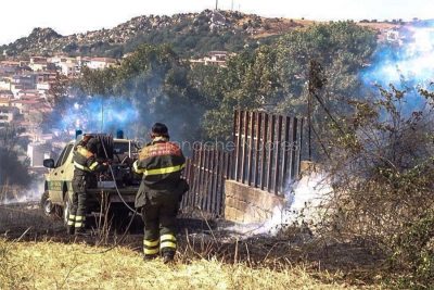 Sarule, il fuoco minaccia le Case (foto Angius)