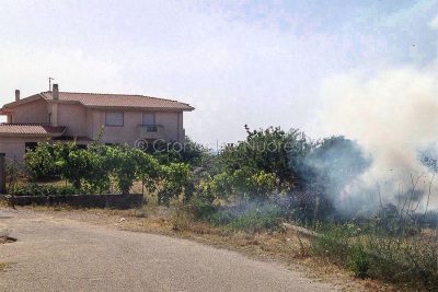 Sarule, il fuoco minaccia le Case (foto Angius)