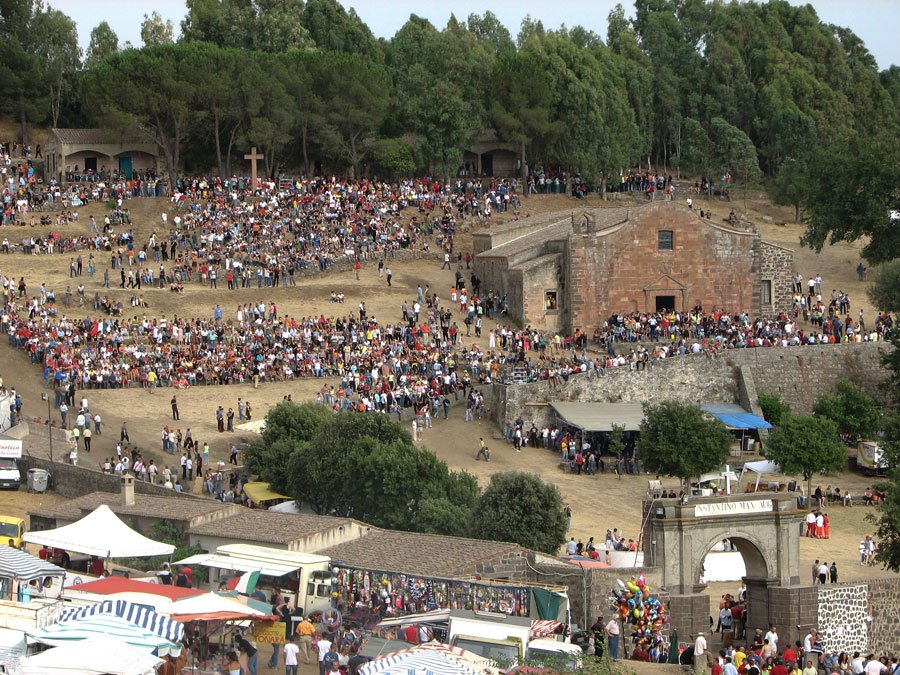 Ardia di San Costantino. Dopo l’operazione alla testa permangono gravi le condizioni del cavaliere disarcionato ieri