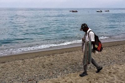 Un venditore ambulante in spiaggia (foto S.Novellu)