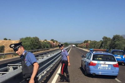 La polizia nel tratto stradale dove è avvenuto l'assalto