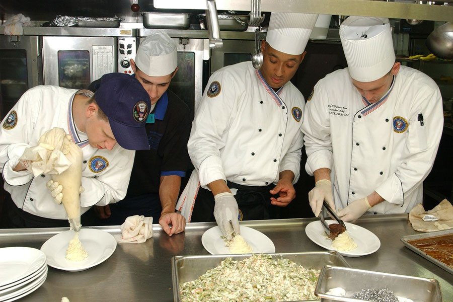 Siniscola. Si cerca un aiuto cuoco e una cameriera da sala