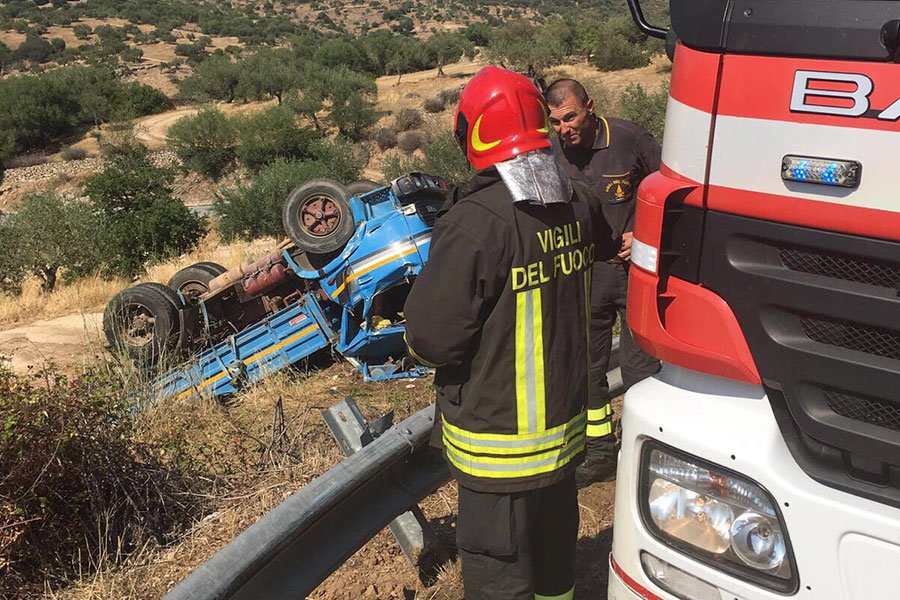 Camion esce dei strada e si ribalta in una scarpata: ferito il conducente