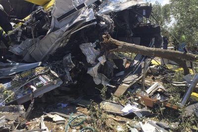 Le lamiere contorte di uno dei due treni (foto Andria Live)
