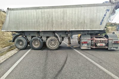 L'auto articolato dopo la carambola sulla 131 (foto Cronache Nuoresi)