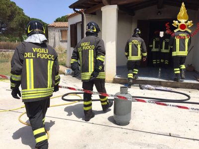 L'intervento dei Vigili del fuoco poco dopo l'esplosione della bombola a Tortolì