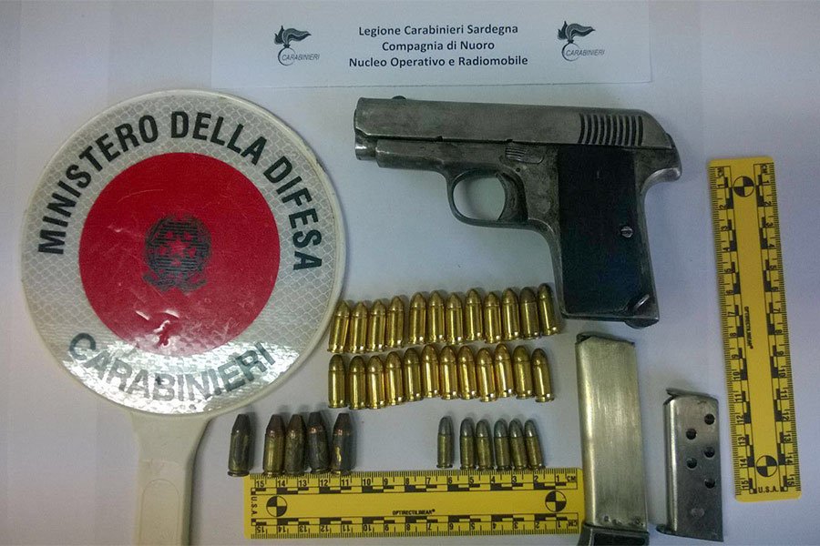 In casa una pistola con matricola abrasa: scattano le manette per un 31enne