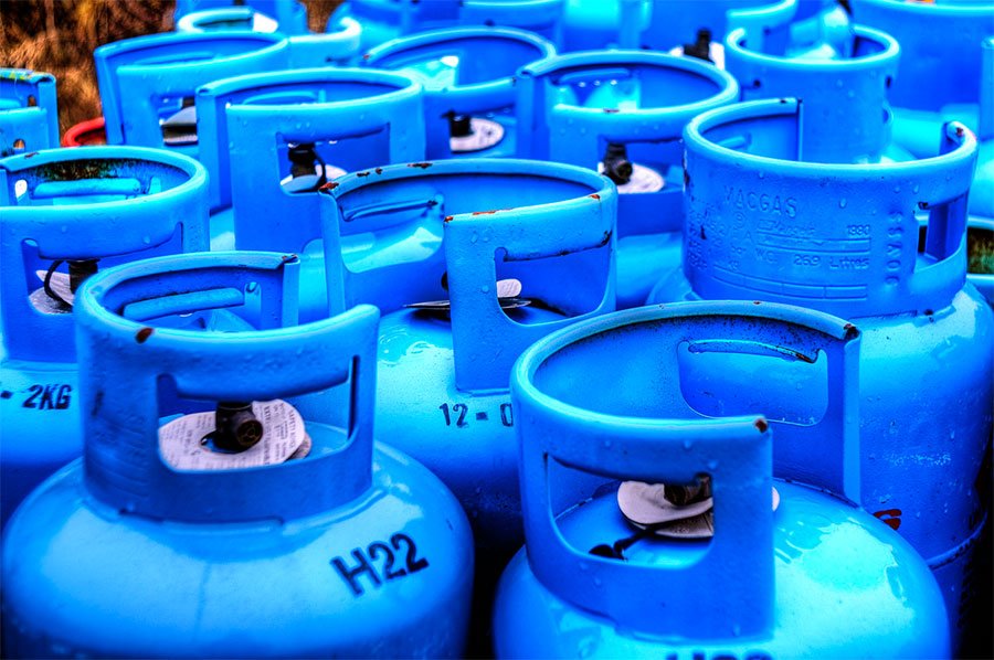 Maxi sequestro di bombole di gas custodite in locali abusivi: tre denunce