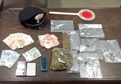 La droga e i contanti sequestrati