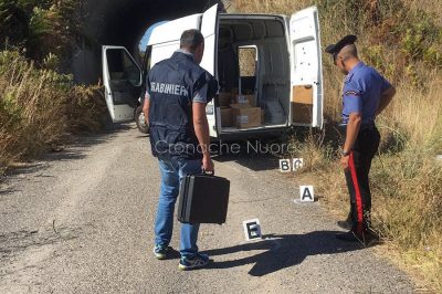 I Carabinieri nei pressi del furgone rapinato