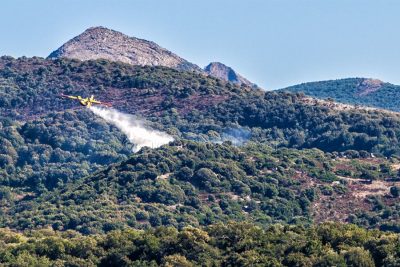 Il Canadair in azione a Cuglieri
