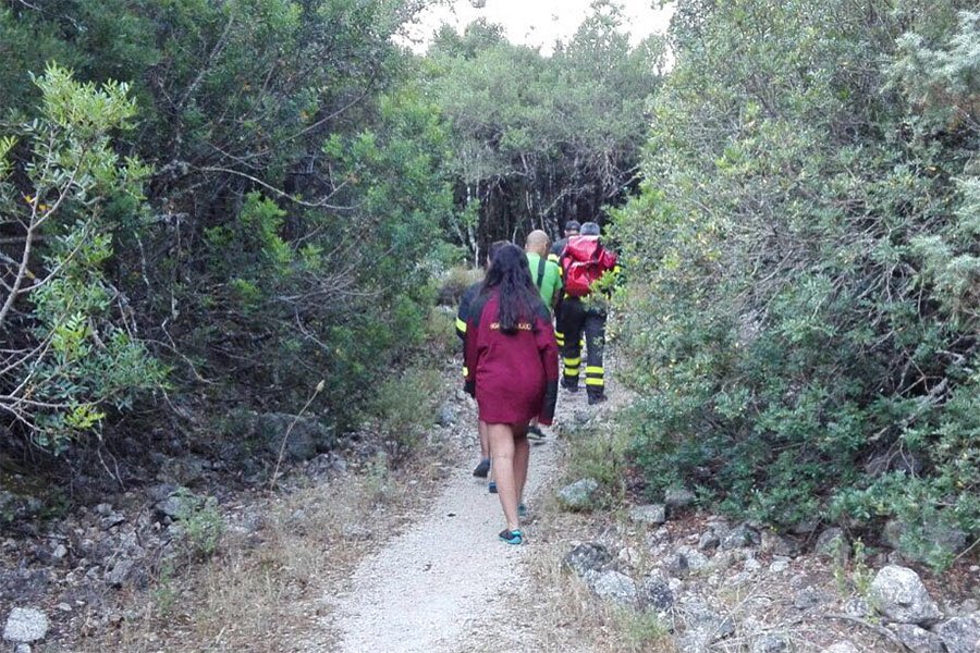 Turista romano con due adolescenti dispersi per tutta la notte nel sentiero di Cala Luna