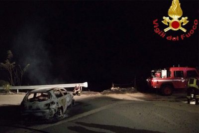 La scena dell'omicidio, la vittima (a sinistra) e l'assassino (a destra)