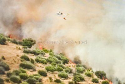 L'intervento di un elicottero durante l'Incendio