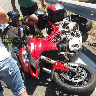 La moto della vittima dopo l'incidente