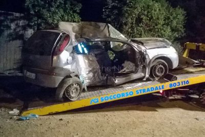 La Opel Corsa dopo lo schianto contro l'albero