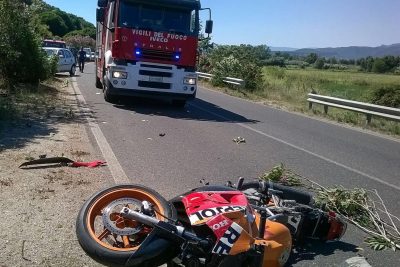 La moto della vittima dopo l'incidente.