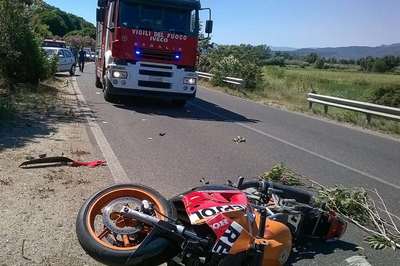 Motociclista trovato svenuto sulla strada muore in seguito a un arresto cardiaco