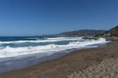 La spiaggia di Turas e sullo sfondo Bosa Marina (foto S.Novellu)