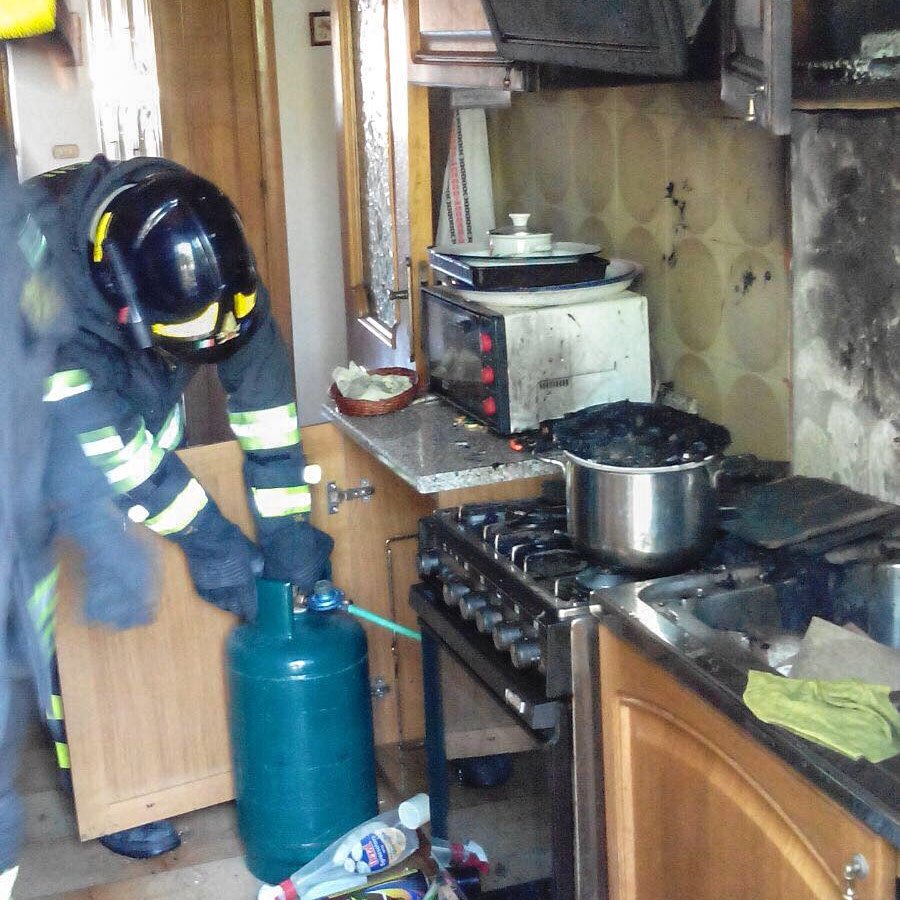 Prende fuoco una pentola e va a fuoco la cucina