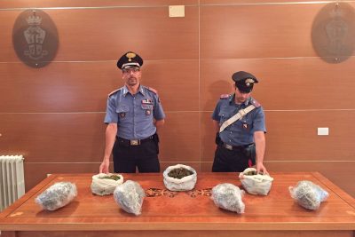 I Carabinieri con la marijuana sequestrata a Oliena