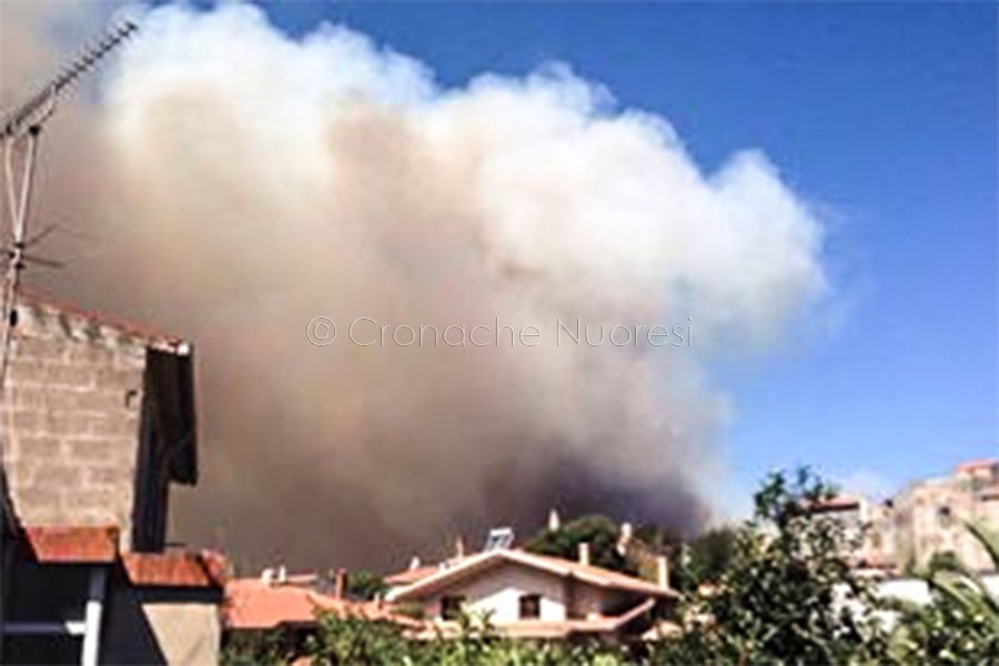 Brucia il Montiferru: sul posto operano anche due canadair e tre elicotteri