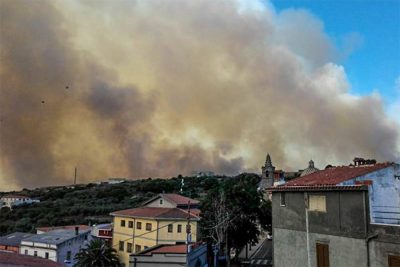 Le fiamme alle porte di Scano (foto D.Delogu)