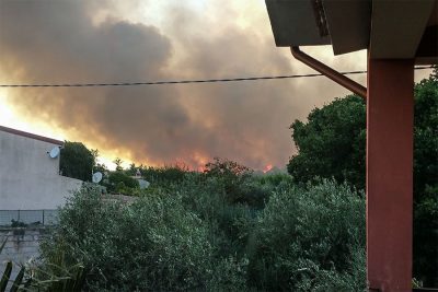 Le fiamme alle porte di Sennariolo (foto V.Masala)