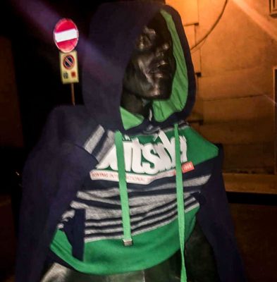 La Statua di Grazia Deledda messa in ridicolo da ignoti