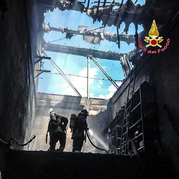 Un cortocircuito e va a fuoco un deposito di automezzi