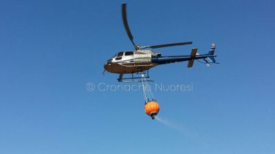 L'elicottero durante l'azione di spegnimento (foto S.Novelllu)