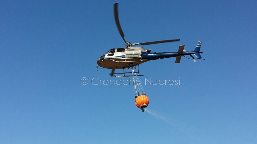 Incendio a Bortigali interviene l’elicottero di Anela del Corpo del Forestale