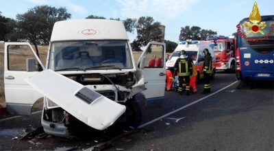 Il furgone e il pullman coinvolti nell'incidente