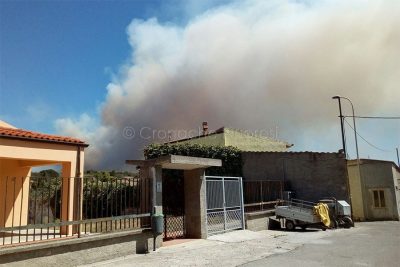 Le fiamme viste dall'abitato di Scano Mortiferro (foto Lia Obinu)