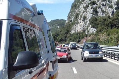 La Peugeot 205 dopo l'incidente sulla 131 Dcn